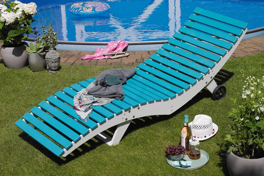 Türkise Sonnenliege am Pool